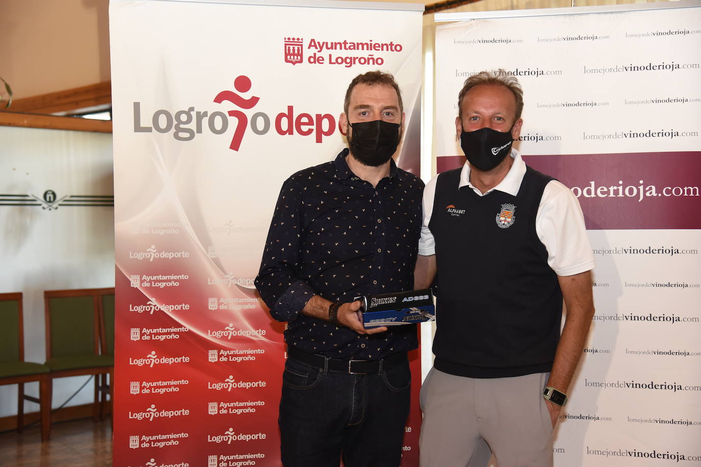 Los ganadores del torneo Bodegas Marco Real de la Liga de Golf y Vino recibieron sus premios.