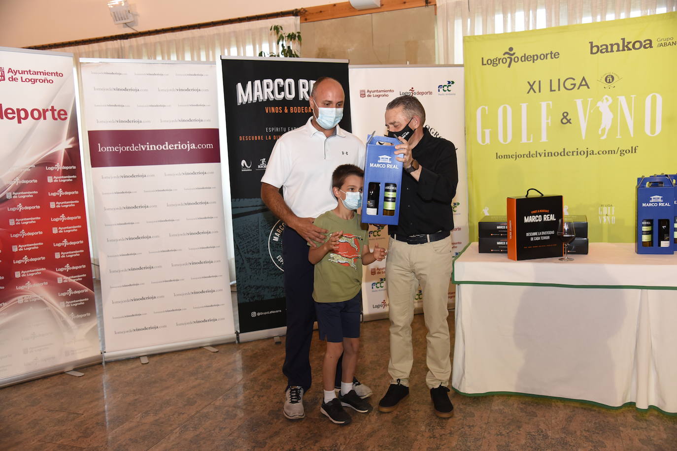 Los ganadores del torneo Bodegas Marco Real de la Liga de Golf y Vino recibieron sus premios.