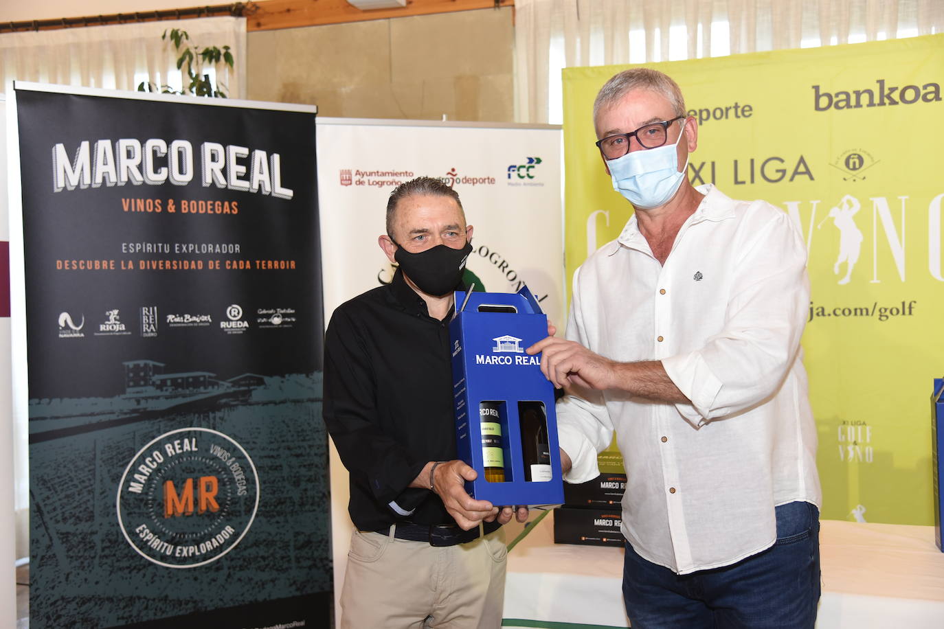 Los ganadores del torneo Bodegas Marco Real de la Liga de Golf y Vino recibieron sus premios.