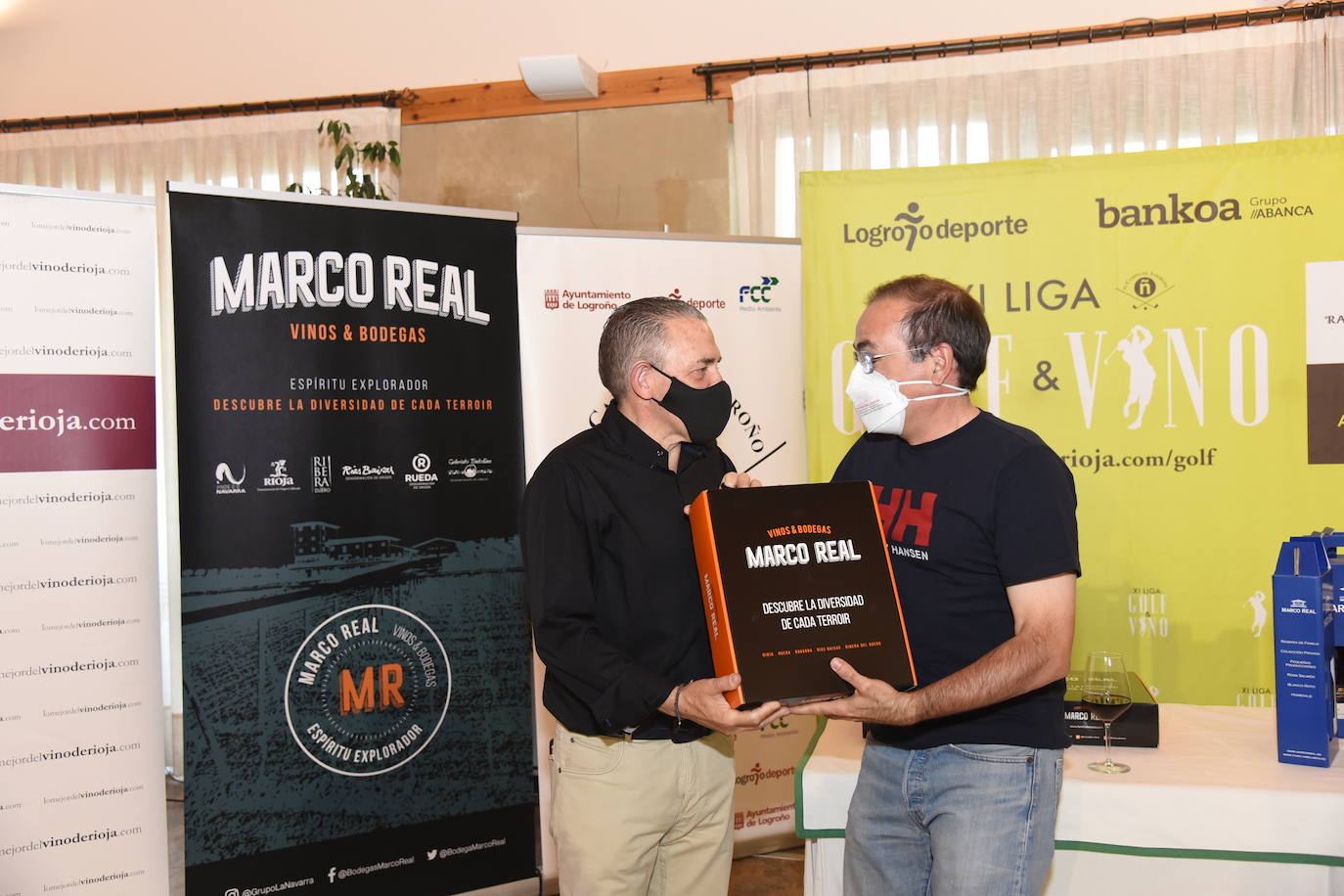 Los ganadores del torneo Bodegas Marco Real de la Liga de Golf y Vino recibieron sus premios.