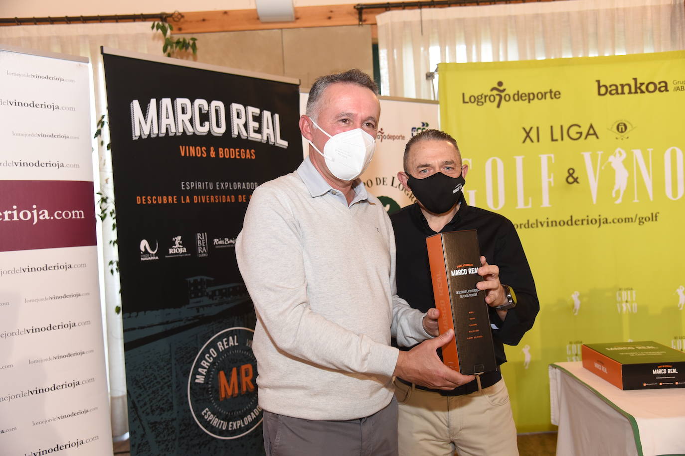 Los ganadores del torneo Bodegas Marco Real de la Liga de Golf y Vino recibieron sus premios.