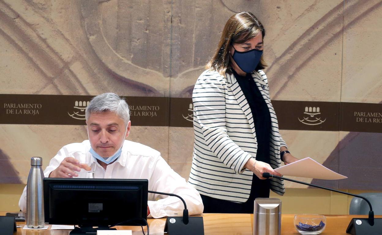 Sara Alba pasa por detrás de Francisco Ocón en la comparecencia en el Parlamento, esta semana. 