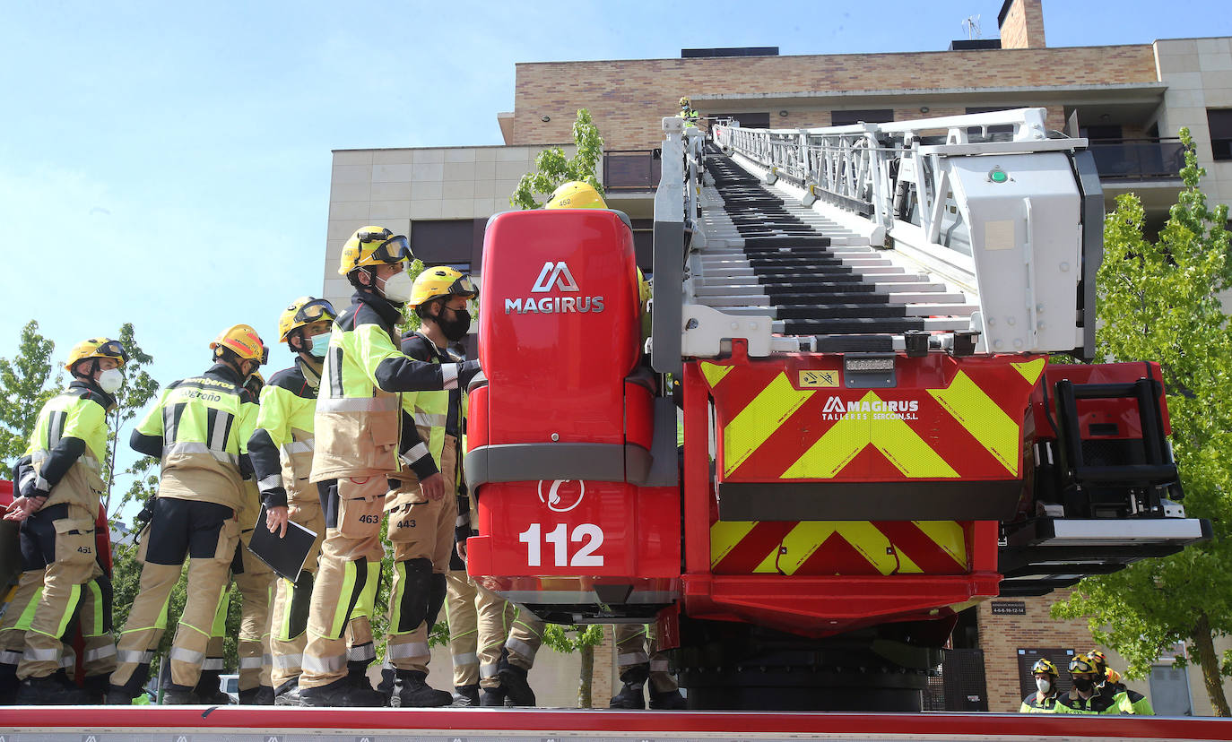 Fotos: Bomberos de Logroño participan en un curso de formación para el manejo de la escala