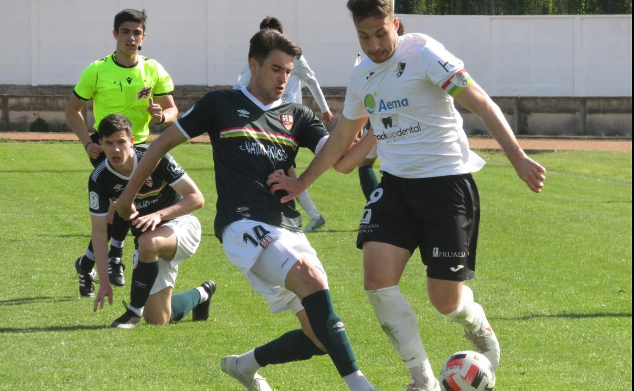 Nacho Navajas busca la internada ante Dulce en el partido de la segunda fase del 2 de mayo en La Molineta. 