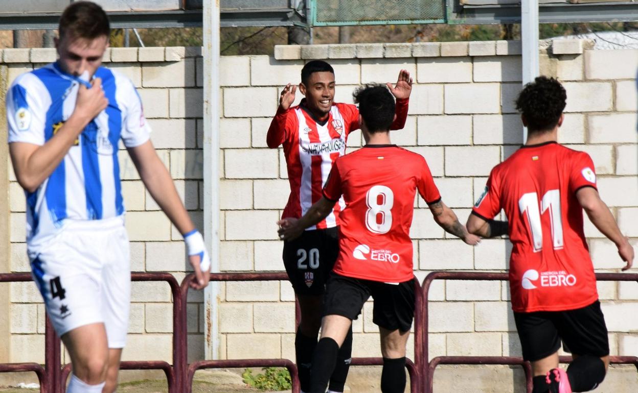 Ion Ander celebra un gol con sus compañeros contra el Náxara. 