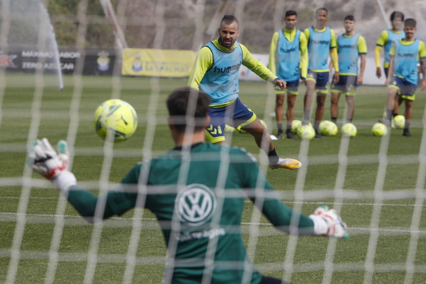 Jesé Rodríguez, que apunta a titular en Las Gaunas, remata a puerta. 