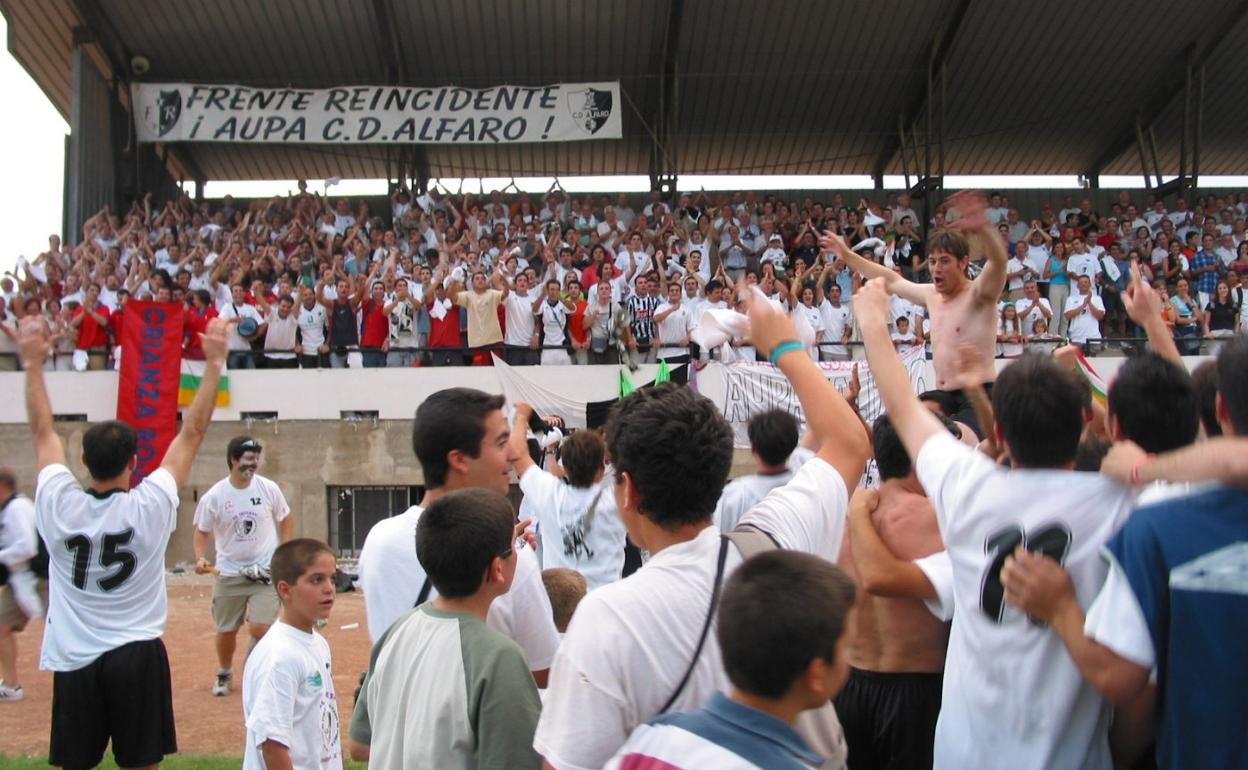 Imagen de la celebración del segundo ascenso del Alfaro a Segunda B, con Gurría a hombros el 29 de junio del 2003. 