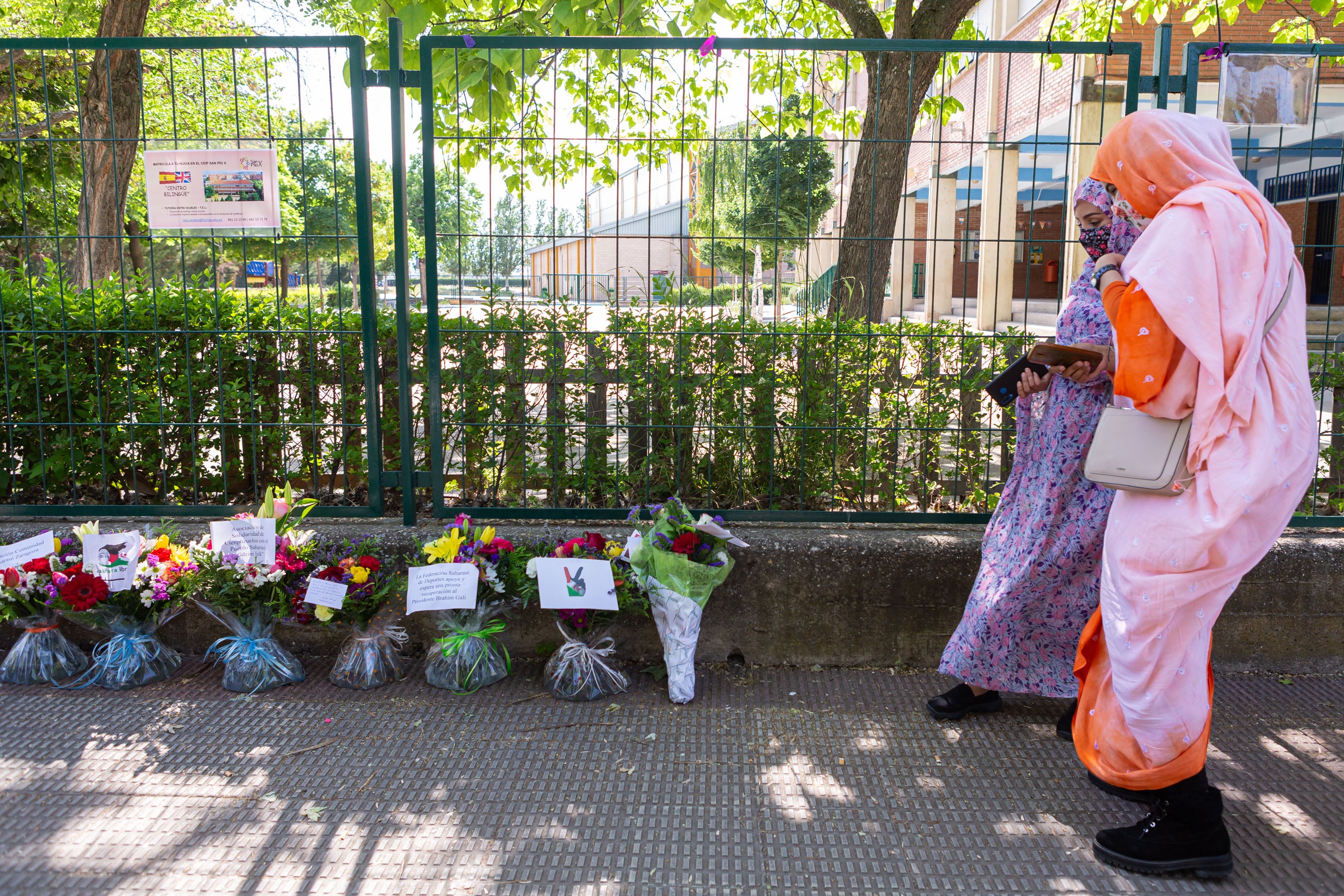 Asociaciones de saharauis envían ramos y mensajes de respaldo al líder del Polisario. 