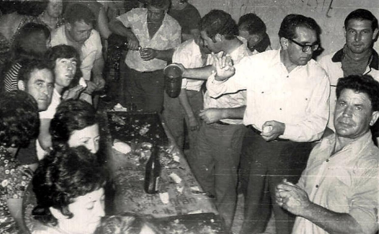 Igeanos disfrutando de sus fiestas y de un asado en 1974