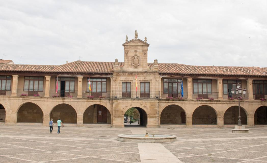 Santo Domingo aprueba seis cursos de manejo de puente grúa y de carretillero