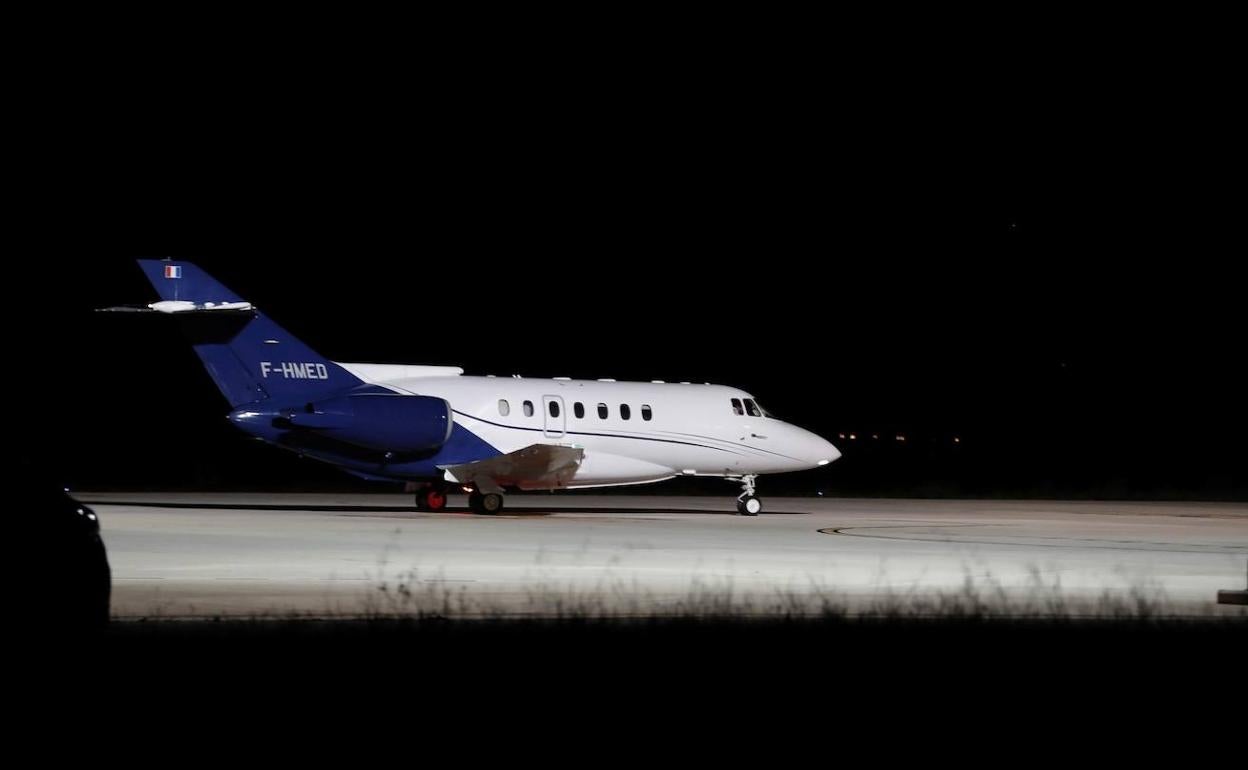 El avión medicalizado de Gali sale de Pamplona a Argel