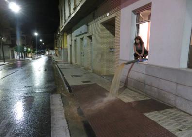 Imagen secundaria 1 - La tromba de 31,6 litros dejó en Alfaro bajos y el sótano de una cafetería inundados