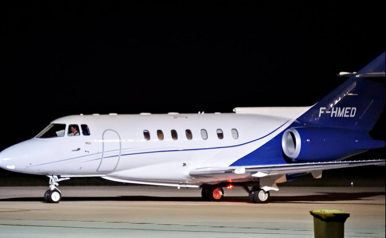 El avión que transportó a Gali, abandonando el aeropuerto de Pamplona esta madrugada