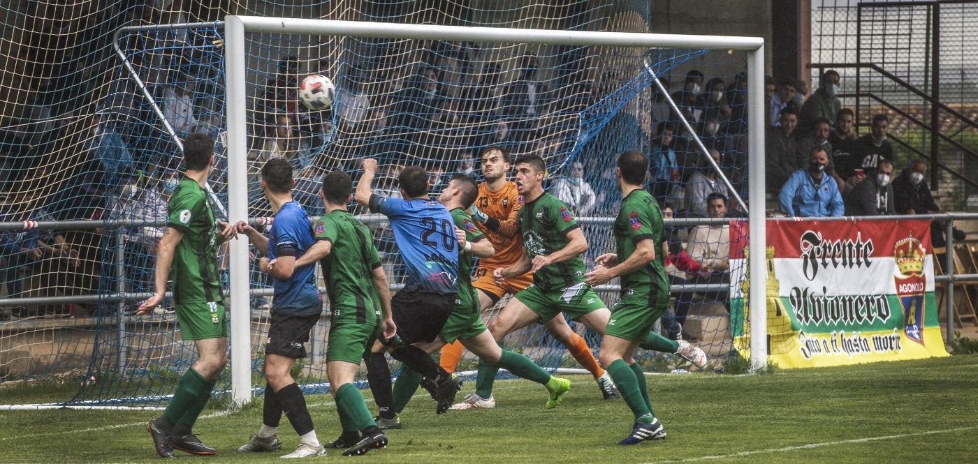 El Agoncillo anota un gol en el último choque en el que los avioneros se vieron las caras con el Tedeón en el San Roque. 