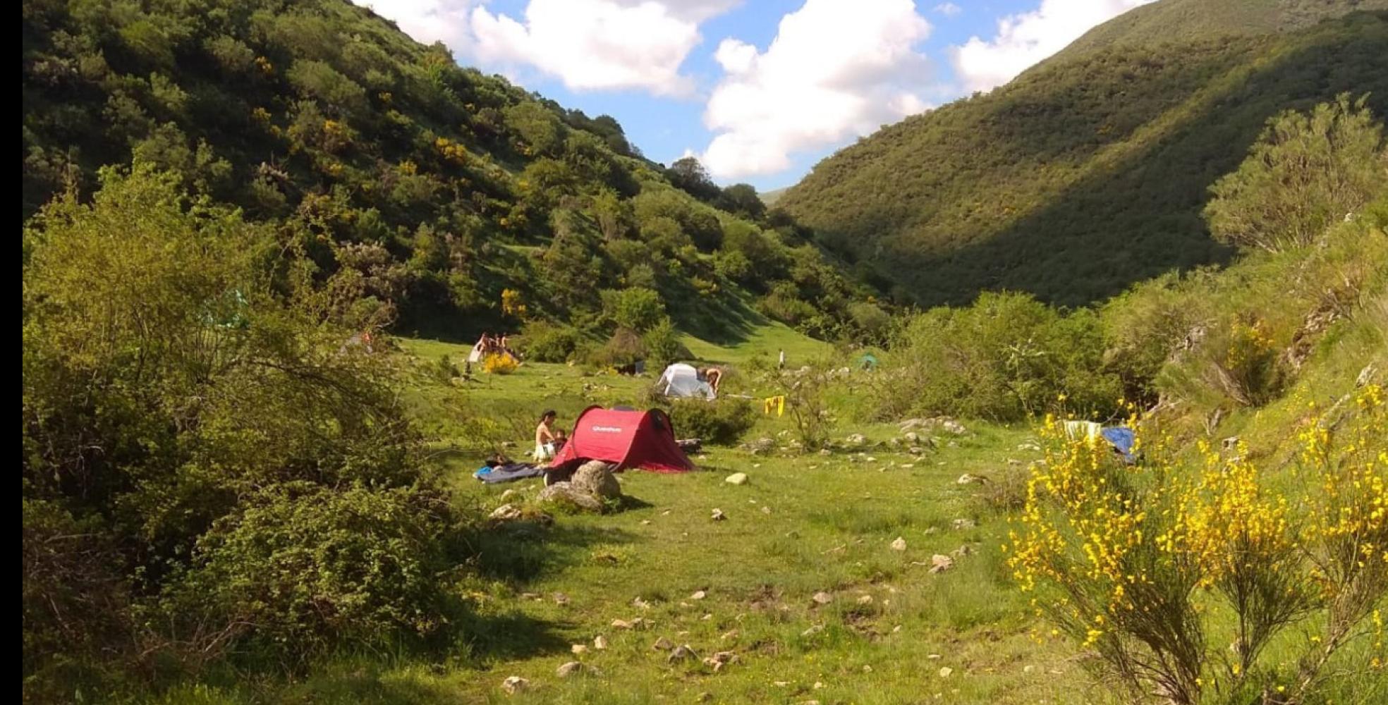 Diferentes 'hippies' de la Familia del Arcoíris acampan desnudos en el valle del Portilla. 