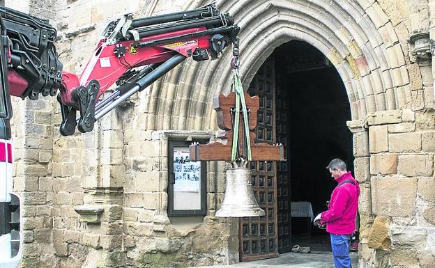 Sacando las campanas de la iglesia, el pasado martes. 