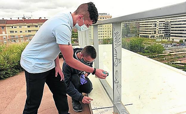 Los dos amigos y alumnos de 4º de la ESO eliminando algunos restos.