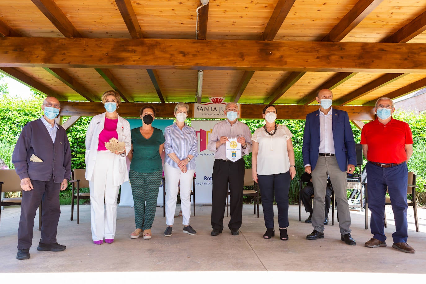 Fotos: Homenaje a los mayores del Rotary Club de Logroño en la Residencia Santa Justa