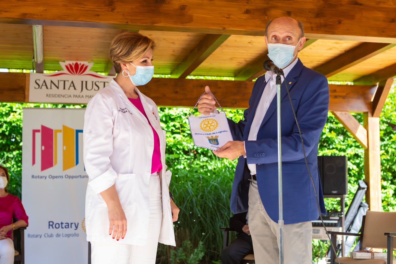 Fotos: Homenaje a los mayores del Rotary Club de Logroño en la Residencia Santa Justa