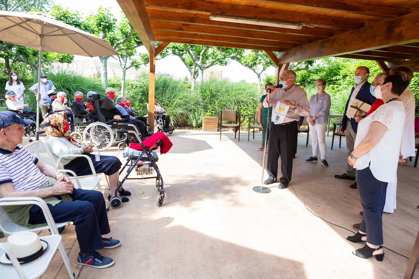 Fotos: Homenaje a los mayores del Rotary Club de Logroño en la Residencia Santa Justa