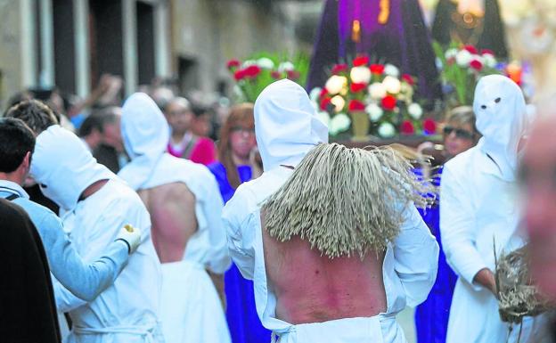 p Disciplinantes de San Vicente de l a Sonsierra. Los Picaos fueron reconocidos en 2016 «por antigüedad y raigambre, por el rito de la flagelación, por la relación entre la basílica de Santa María de la Piscina y la cofradía de la Veracruz y por la implicación de los habitantes del pueblo en sus procesiones».