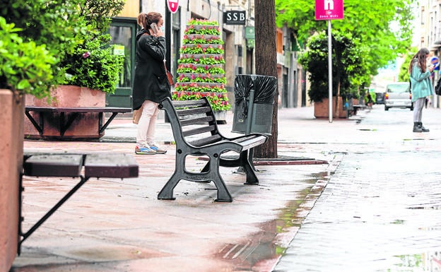 La actual urbanización de las Cien Tiendas tiene 25 años y se solicita cambiar el pavimento y usar la baldosa logroñesa de uvas y hojas.