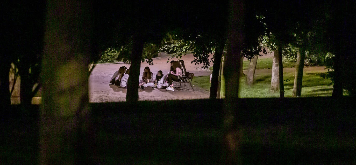 Centenares de personas disfrutan del ocio nocturno en la capital riojana.