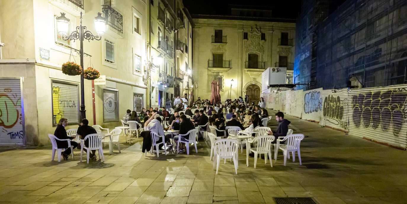 Centenares de personas disfrutan del ocio nocturno en la capital riojana.