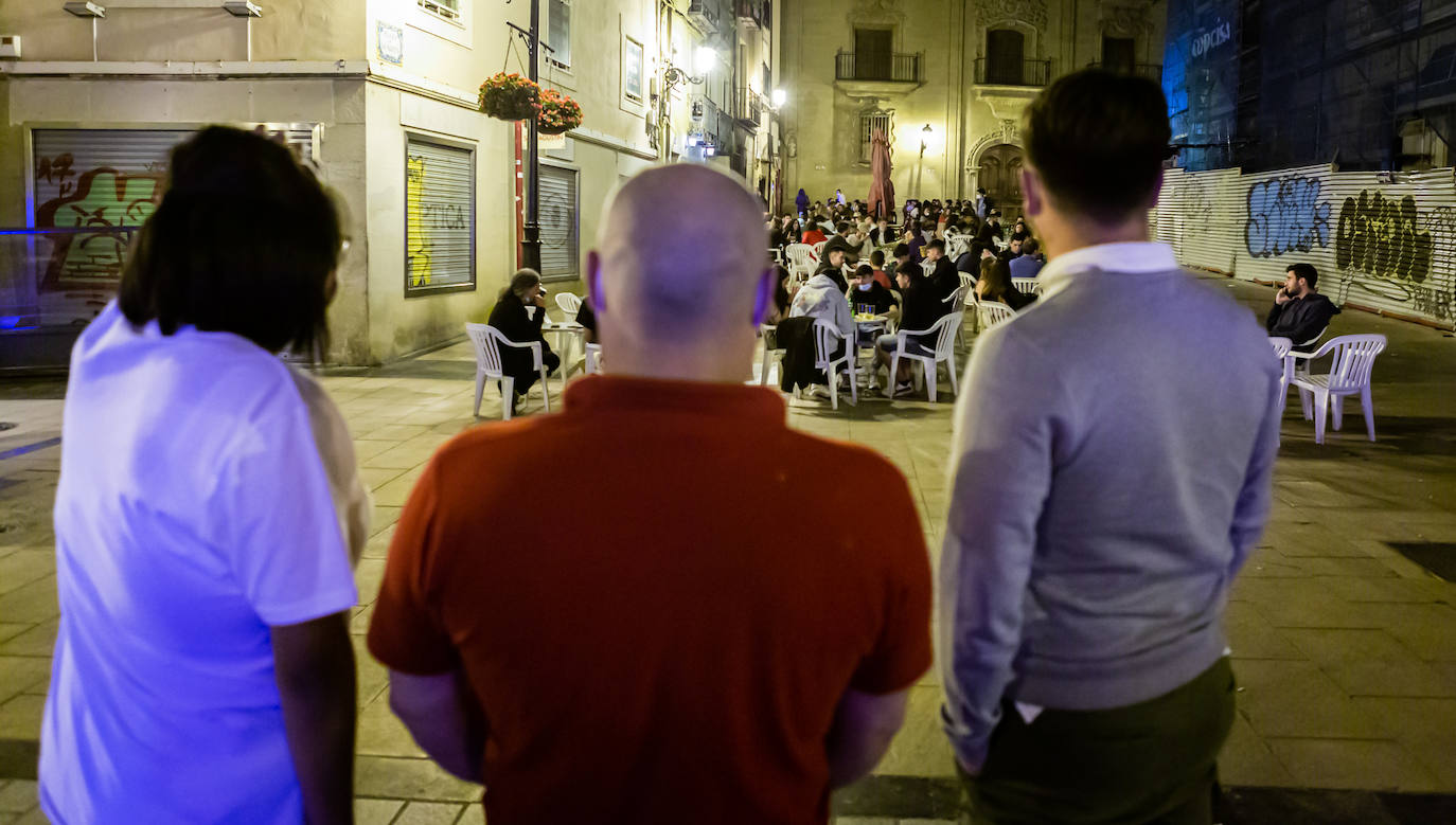 Centenares de personas disfrutan del ocio nocturno en la capital riojana.