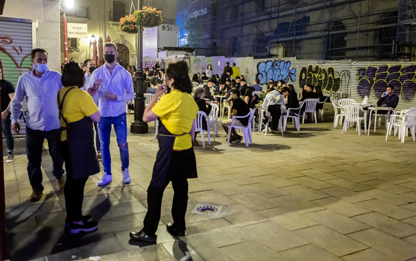 Centenares de personas disfrutan del ocio nocturno en la capital riojana.