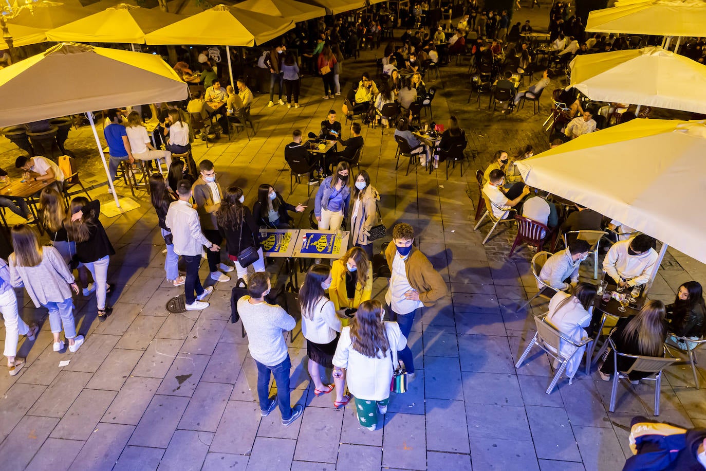 Centenares de personas disfrutan del ocio nocturno en la capital riojana.