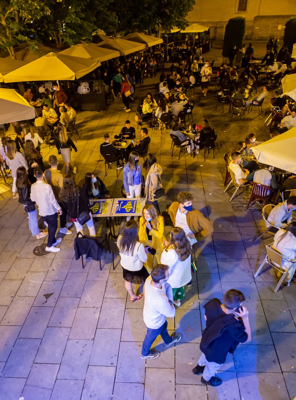 Centenares de personas disfrutan del ocio nocturno en la capital riojana.