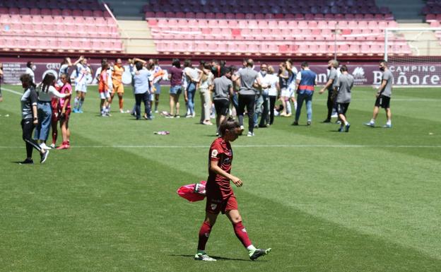 Lorena Valderas abandona cabizbaja el césped de Las Gaunas tras la derrota ante el Eibar. 