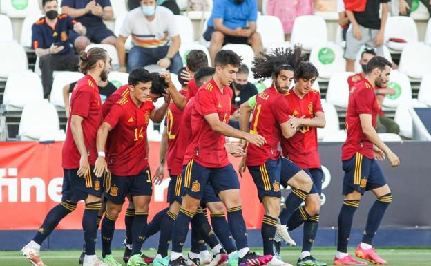 Los jugadores de la selección sub-21 celebran uno de los goles que le marcaron a Lituania en Butarque.