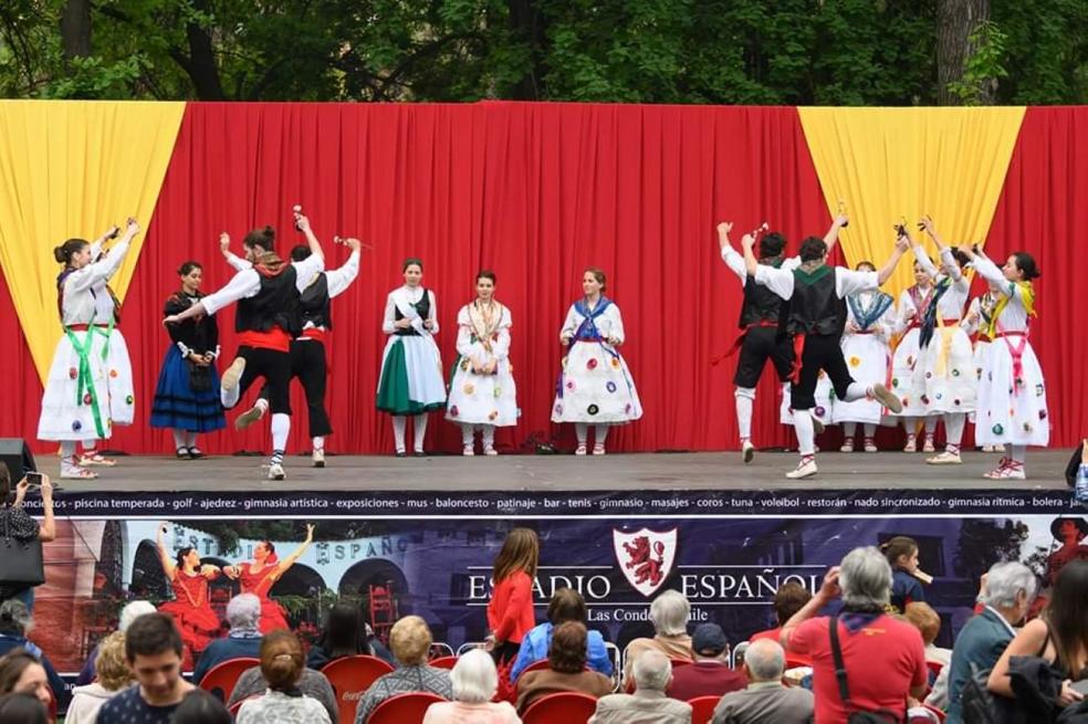 El grupo de danzas de la Sociedad Benéfica de Chile, al que se ha incorporado la calagurritana Ana Escorza, en una actuación por San Mateo. 