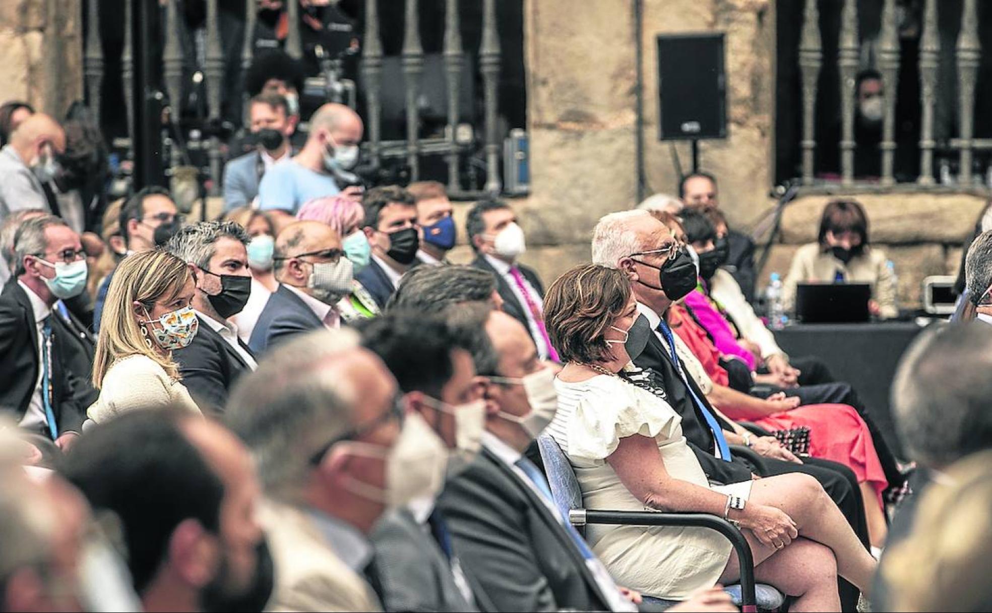 Un grupo de asistentes a la celebración en el monasterio de Yuso.