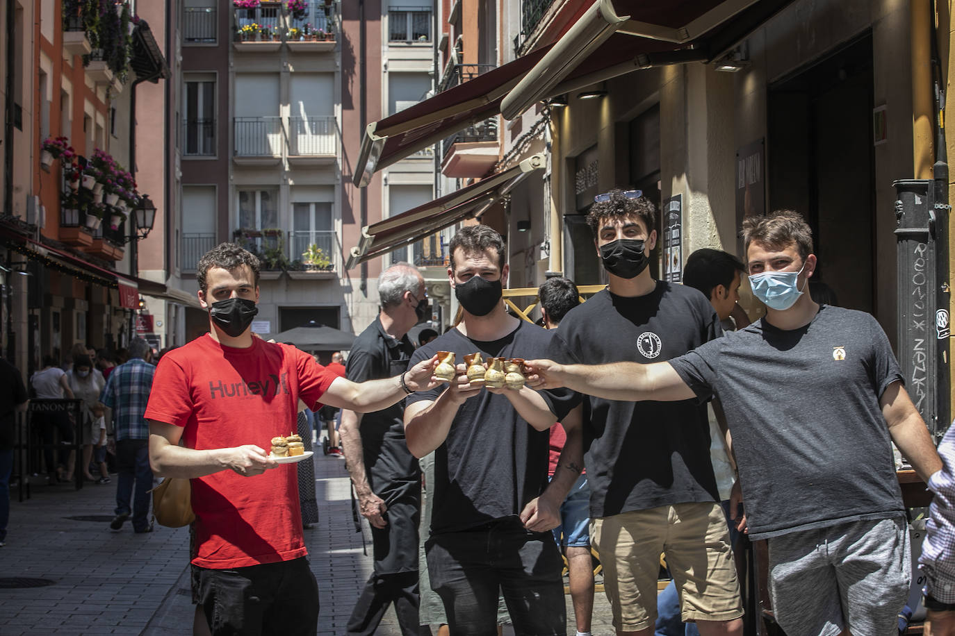 Un grupo de amigos brinda con el típico jarrito de San Bernabé, en la calle Laurel. 