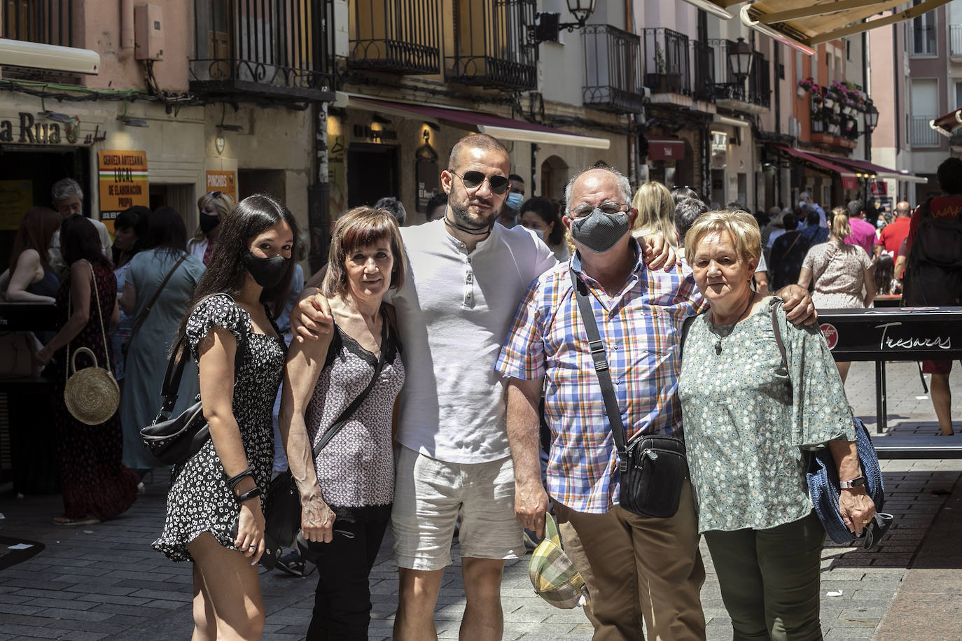 Una familia disfruta del vermú en la calle Laurel. 