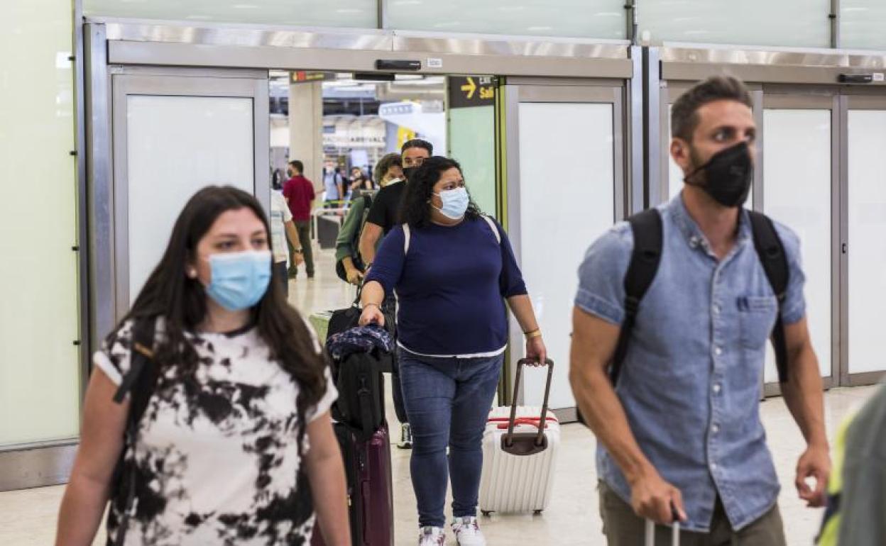 Pasajeros a su llegada a las instalaciones del Aeropuerto Adolfo Suárez Madrid-Barajas 