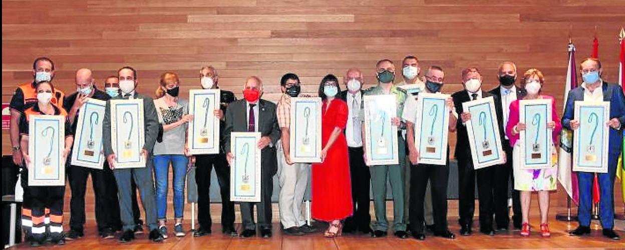 Foto de familia de todos los galardonados, con la 'medalla' de la Cofradía del Pez enmarcada.