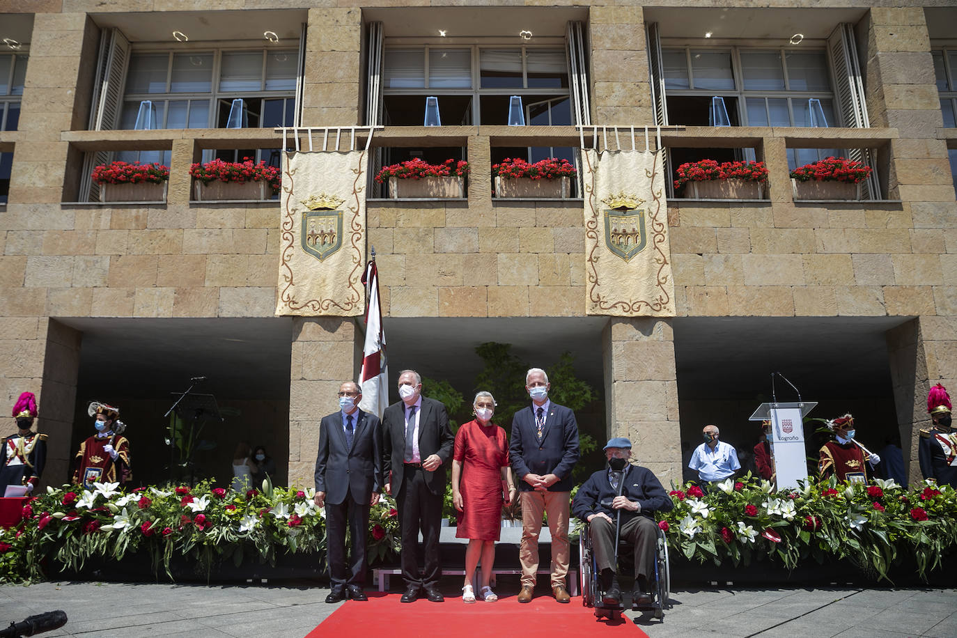 Fotos: Entrega de las insignias de San Bernabé