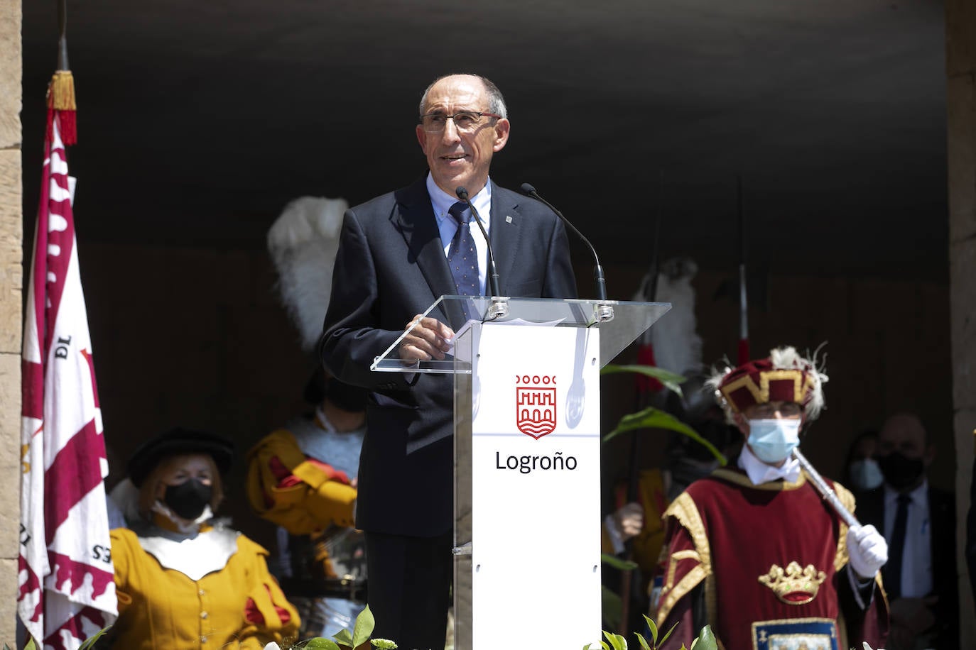 Fotos: Entrega de las insignias de San Bernabé