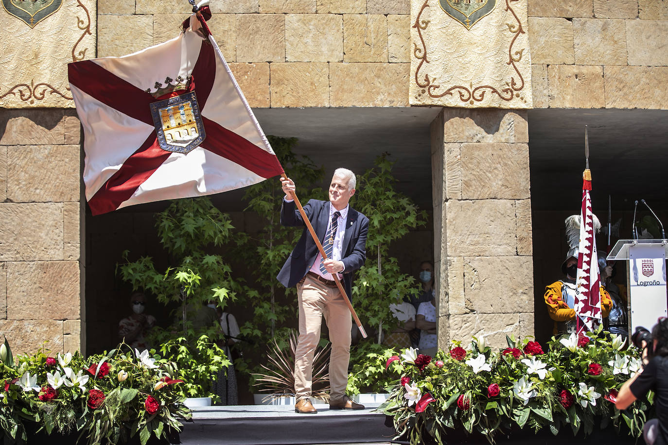 Fotos: Entrega de las insignias de San Bernabé