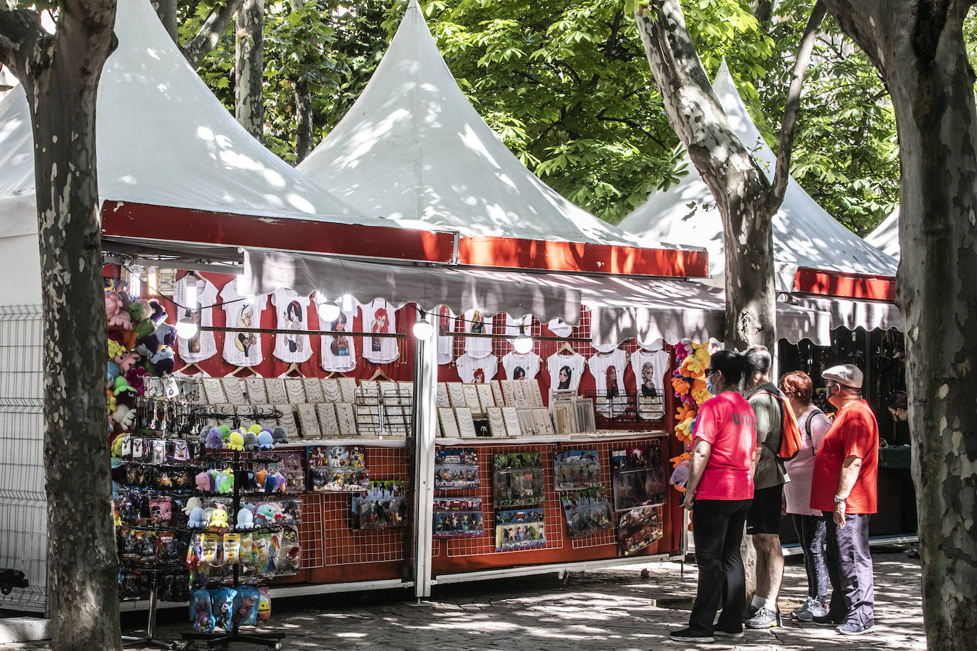 Hoy se ha podido seguir disfrutando del Mercado de Viandas en la Glorieta. El alcalde ha acudido a la Misa de Réquiem con motivo de San Bernabé en La Redonda, ha visitado a la Virgen de La Esperanza en Santiago y la Federación de Peñas ha entregado 400 raciones de toro guisado a la Cocina Económica