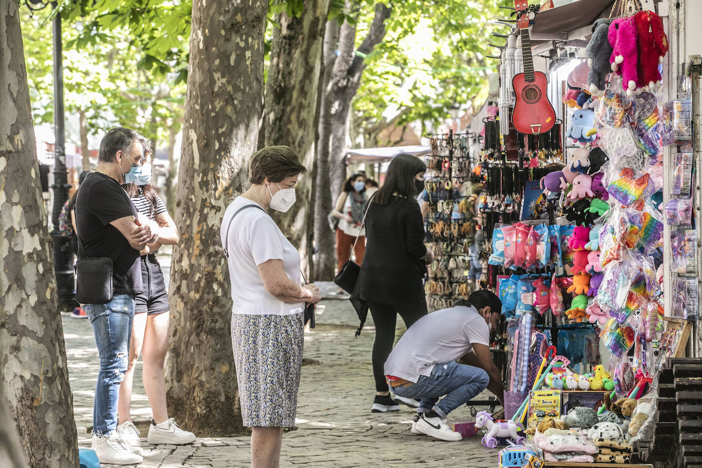 Hoy se ha podido seguir disfrutando del Mercado de Viandas en la Glorieta. El alcalde ha acudido a la Misa de Réquiem con motivo de San Bernabé en La Redonda, ha visitado a la Virgen de La Esperanza en Santiago y la Federación de Peñas ha entregado 400 raciones de toro guisado a la Cocina Económica