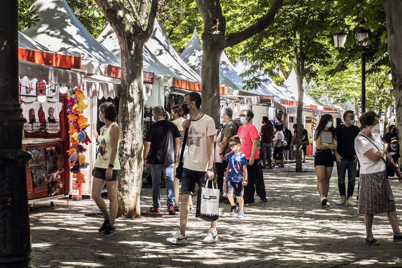 Hoy se ha podido seguir disfrutando del Mercado de Viandas en la Glorieta. El alcalde ha acudido a la Misa de Réquiem con motivo de San Bernabé en La Redonda, ha visitado a la Virgen de La Esperanza en Santiago y la Federación de Peñas ha entregado 400 raciones de toro guisado a la Cocina Económica