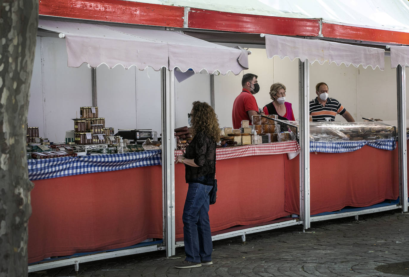 Hoy se ha podido seguir disfrutando del Mercado de Viandas en la Glorieta. El alcalde ha acudido a la Misa de Réquiem con motivo de San Bernabé en La Redonda, ha visitado a la Virgen de La Esperanza en Santiago y la Federación de Peñas ha entregado 400 raciones de toro guisado a la Cocina Económica