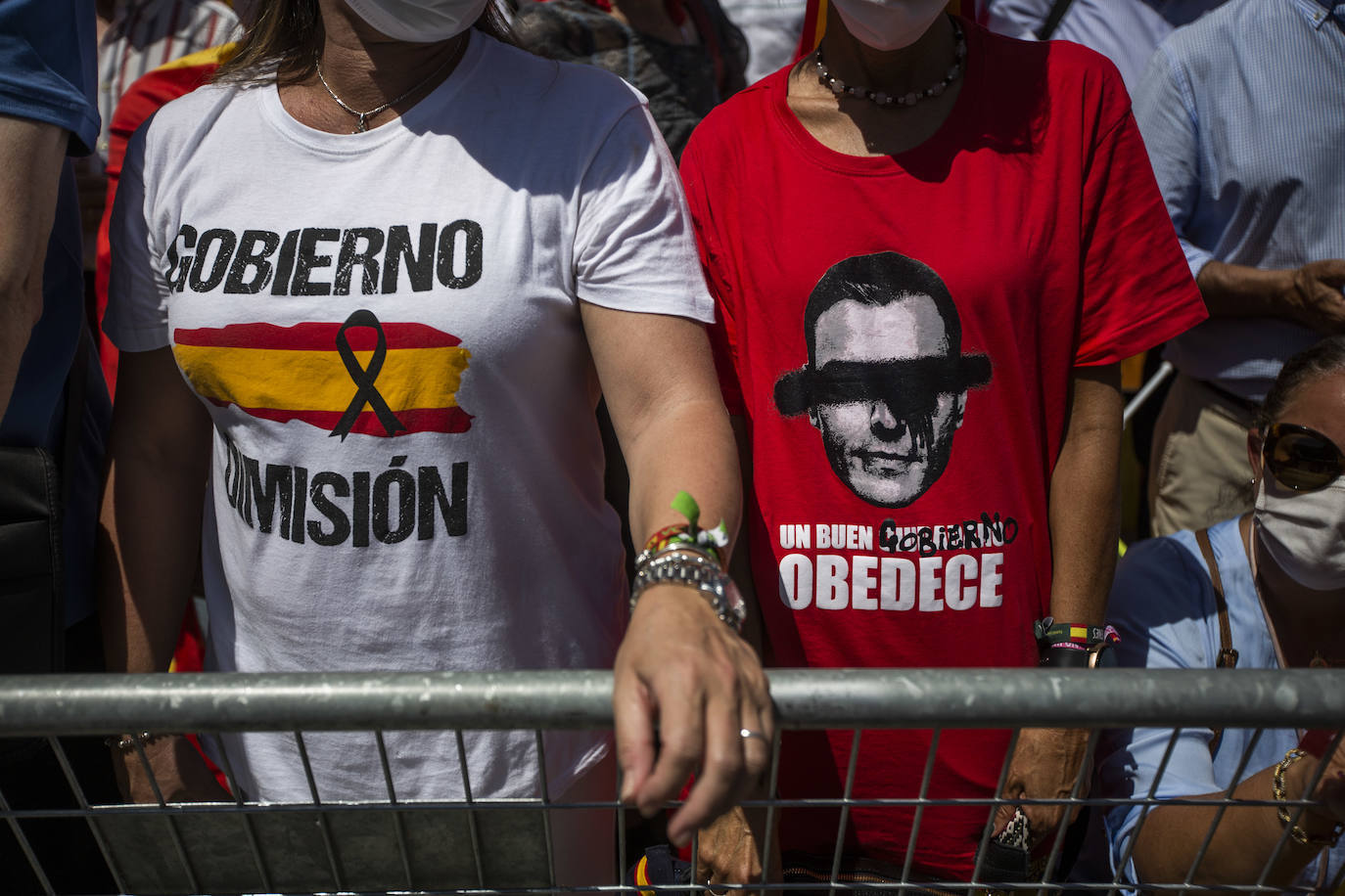 Dos manifestantes visten camisetas contra Pedro Sánchez.