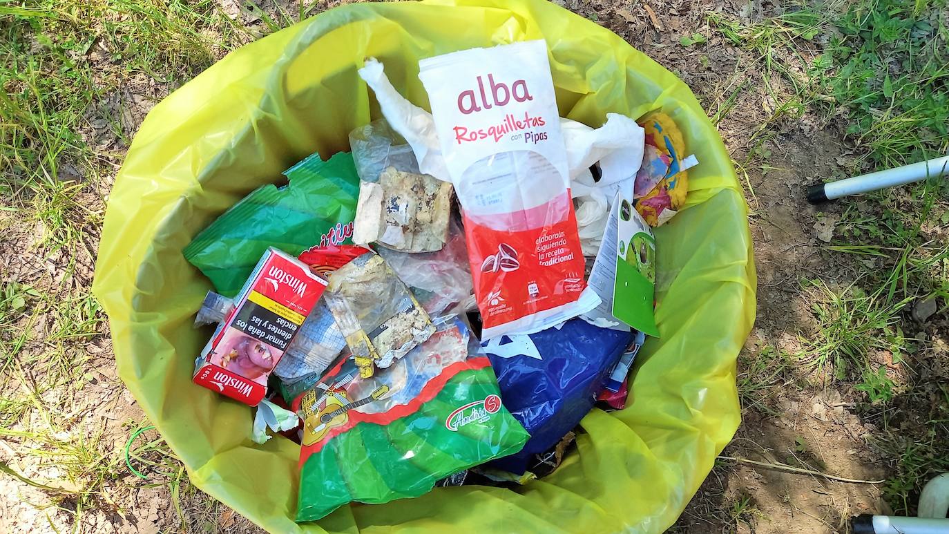 Fotos: A por la &#039;basuraleza&#039;: voluntarios de Cruz Roja recogen en la orilla del río Iregua más de 1.200 pequeños residuos en Alberite