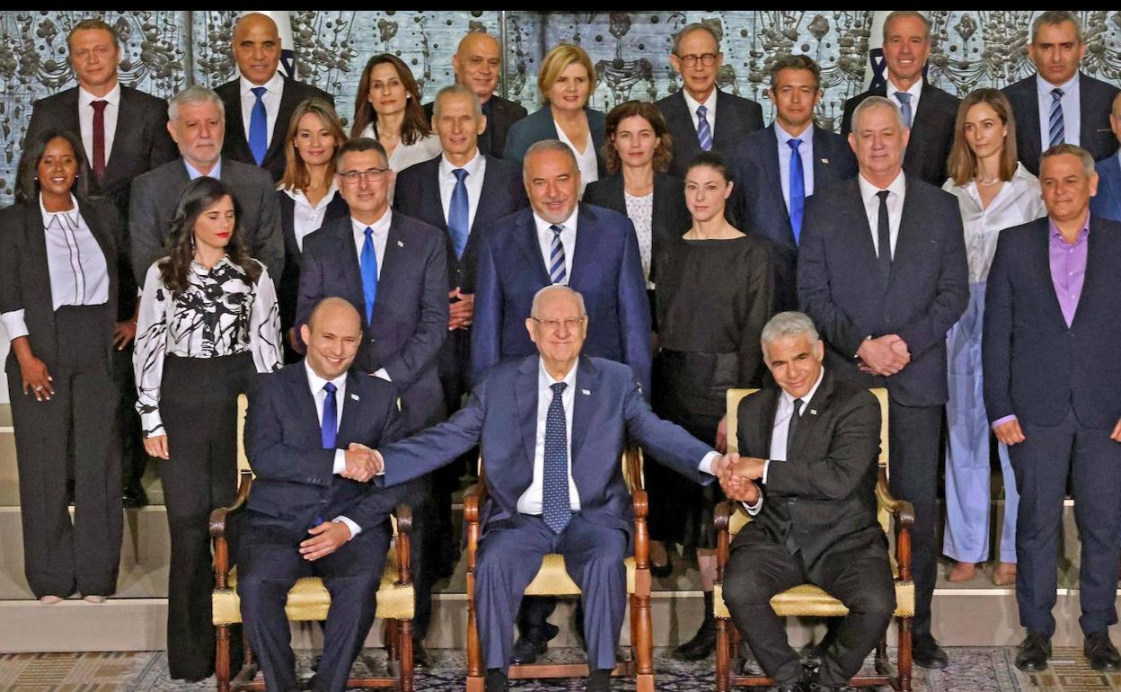 El presidente de Israel, Reuvin Rivlin, junto a los miembros del nuevo gobierno de coalicion del país.